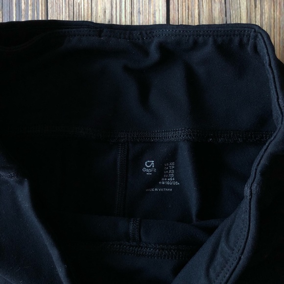 GapFit Black Workout Running Yoga Capri Leggings - Picture 3 of 6